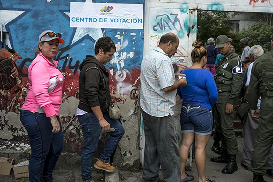 ABREN LOS CENTROS DE VOTACIÓN EN VENEZUELA PARA LA ELECCIÓN DE GOBERNADORES