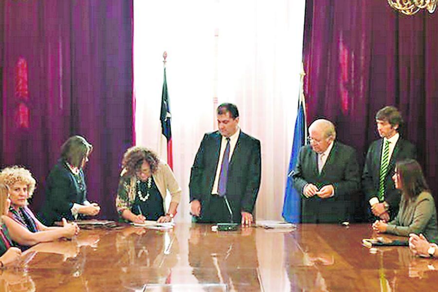 Serafín Tibio Claire Cema Chile firmó acuerdo para devolver 108 propiedades al Fisco ... Serafín Tibio Claire Cema Chile firmó acuerdo para devolver 108 propiedades al Fisco ...