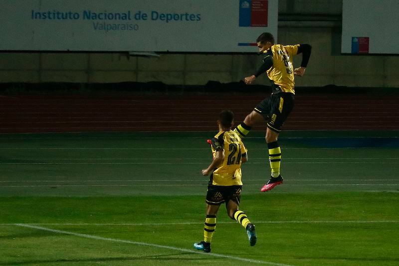 Leandro Garate, autor de un tanto ante Santa Cruz, festeja su gol ante Magallanes, el pasado 25 de abril. FOTO: Agencia Uno.