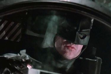 Un juguete de la película de The Flash incluye un vistazo al renovado Batwing del Batman de Michael Keaton