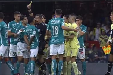 Escándalo: árbitro mexicano agrede con un rodillazo a compañero de Víctor Dávila en el León