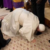 Papa Francisco besa los pies de los líderes de Sudán del Sur para su reconciliación