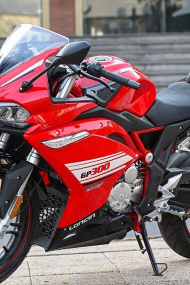 Loncin Lx300gs A Una Chica De Rojo Coqueta Y Veloz La Tercera