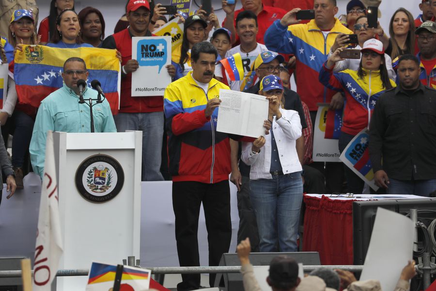 El presidente de Venezuela, Nicolás Maduro, junto a su esposa Cilia Flores. (AP)