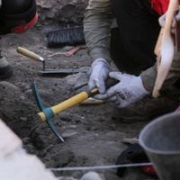 De flechas a restos de los tajamares del Mapocho: las más de 180 mil piezas arqueológicas encontradas bajo el Metro