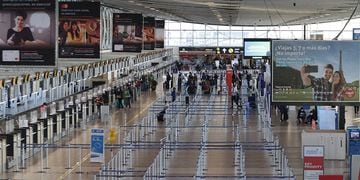 Autoridades monitorean en aeropuerto Pudahuel apertura de fronteras