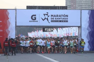Miles de capitalinos llegan hasta el Parque O'Higgins para participar de la Maratón Santiago 2023.