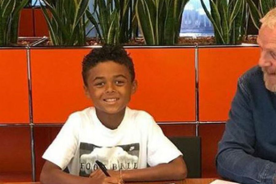 Hijo de 9 años de Kluivert firma marca de deportiva - La Tercera