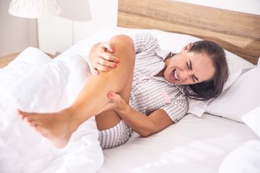 ¿Tienes calambres nocturnos en las piernas? Estas son las posibles causas y lo que debes considerar 