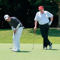 Trump de visita en Japón: Mantiene conversación con primer ministro nipón en un partido de golf
