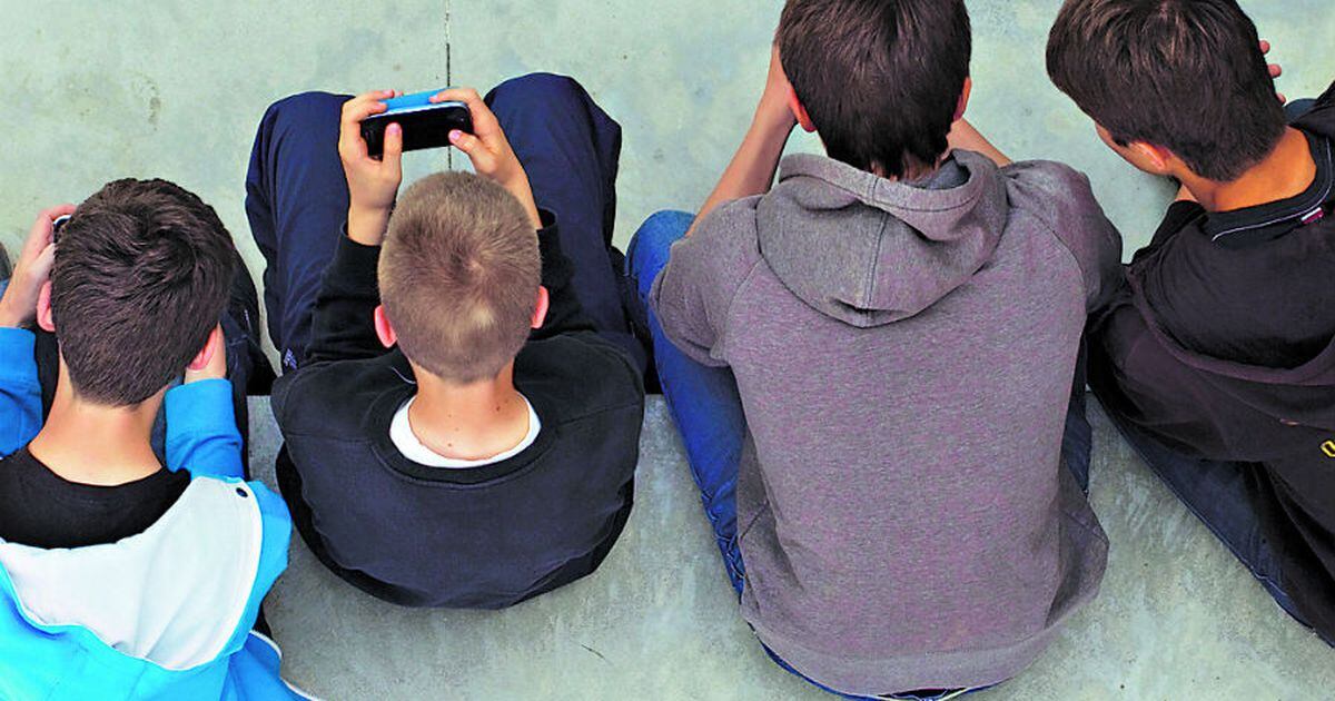 Comprar un móvil a un niño: a qué edad regalar un smartphone y