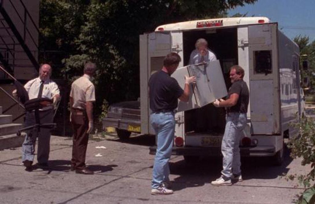 Fotos de la policía llevándose la evidencia del departamento de Jeffrey Dahmer