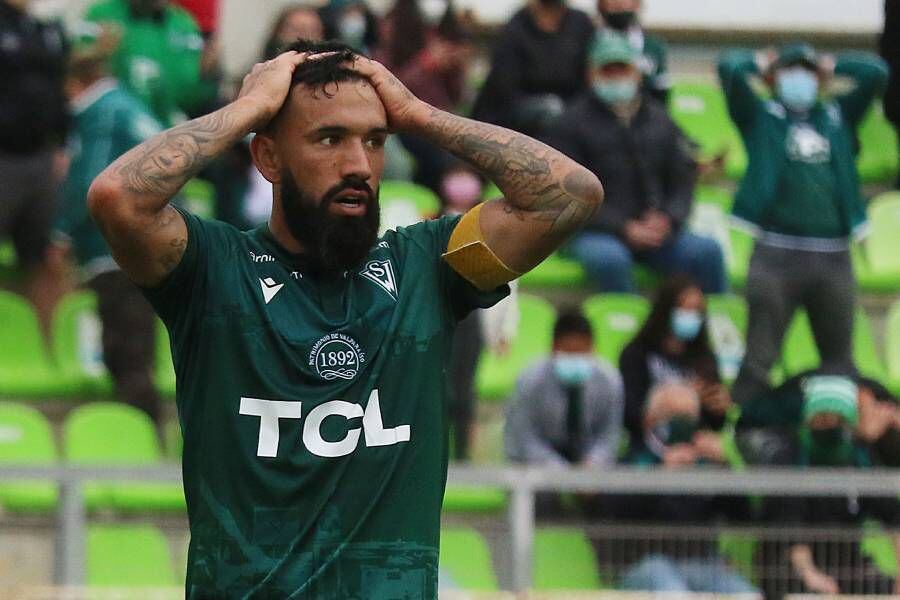 Jugadores De Wanderers Se Enfrentan A La Dirigencia Del Club Nos Tiraron La Micro Por El Barranco La Tercera