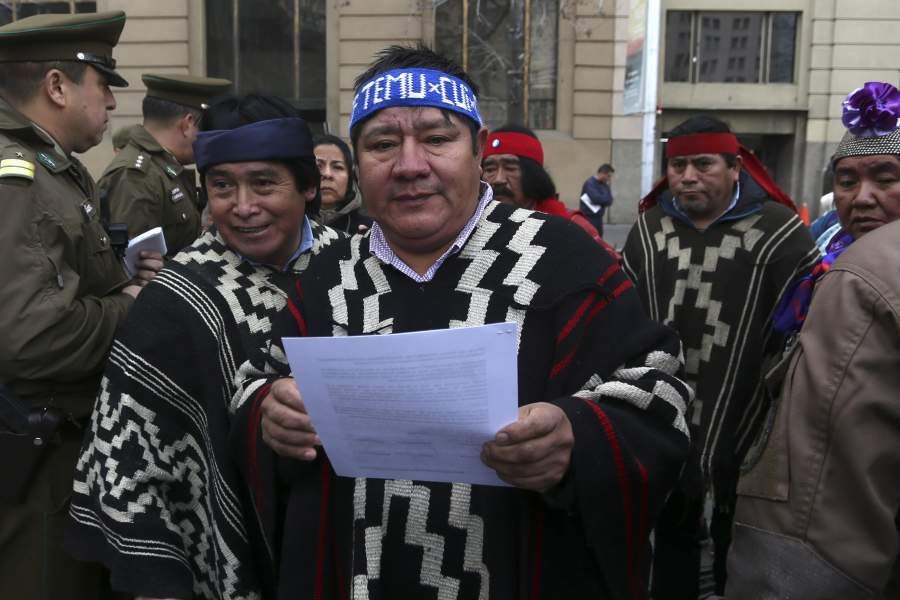 Familia Catrillanca entregan carta en el Palacio de la Moneda