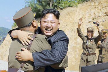north-korean-leader-kim-jong-un-reacts-with-38312258