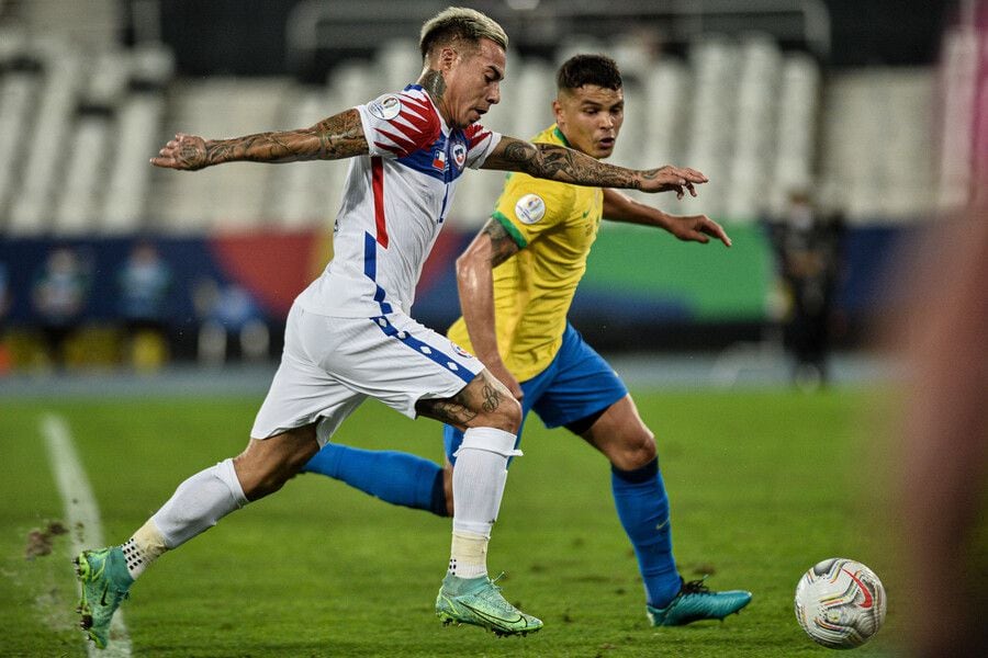 Eduardo Vargas ha sido agente de peligro para la defensa de Brasil. La Selección Chilena va en busca de un lugar en las semifinales.
