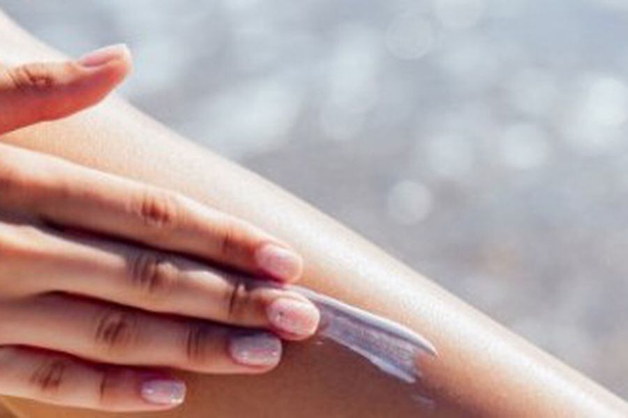 vista-primer-plano-mano-femenina-aplicar-protector-solar-su-pierna-cerca-mar_8353-6285-e1548701643489-582x220