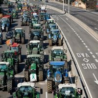 Cientos de tractores ingresan a Barcelona mientras los agricultores españoles bloquean carreteras y queman neumáticos
