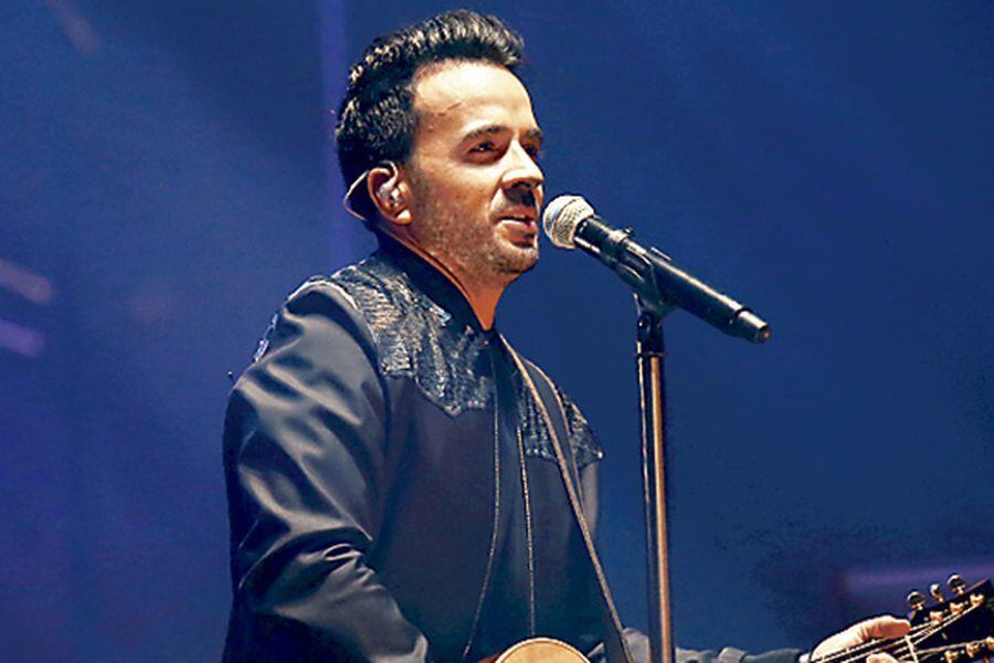 Luis Fonsi reanuda su gira mundial tras recibir cuatro Grammy Latinos