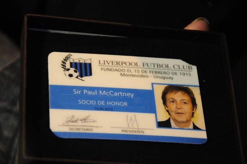 El carnet de socio de Sir Paul McCartney en el Liverpool uruguayo.