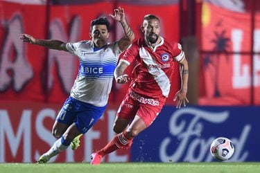 Miguel Torren disputa un balón con Edson Puch en la Copa Libertadores 2021.