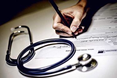 Ómicron desata nueva escalada de licencias médicas por Covid en enero 