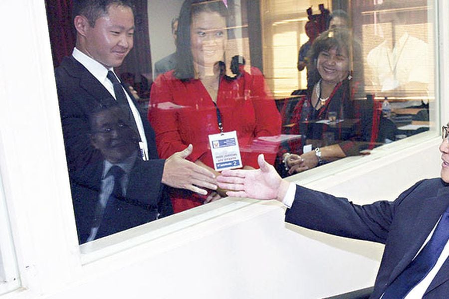 Alberto Fujimori, junto a sus hijos Kenji y Keiko, durante una audiencia en 2009.