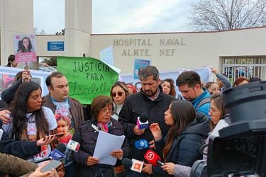 Familia de menor que murió tras ser atendida en Hospital Naval anuncia querella contra quienes resulten responsables