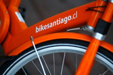 Gran cicletada para celebrar la red de bicicletas públicas en 14 comunas de Santiago