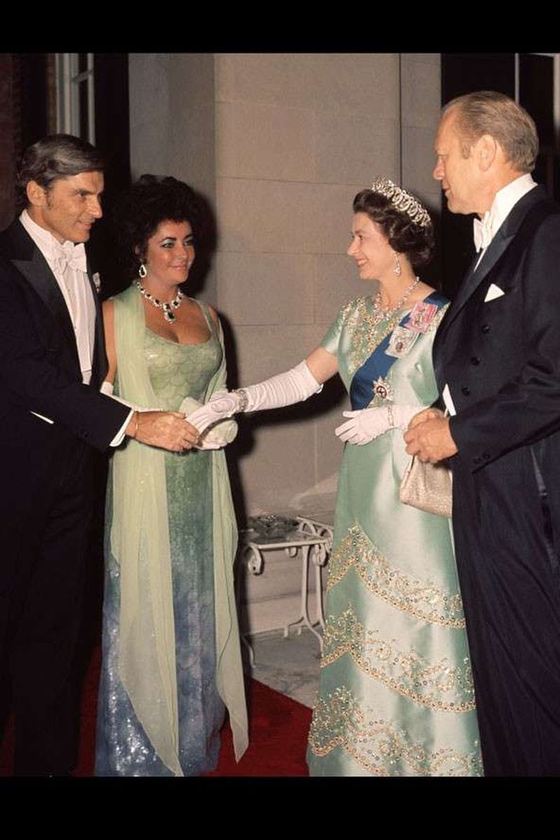 Elizabeth Taylor y la reina Isabel II. Fotografía de Shutterstock