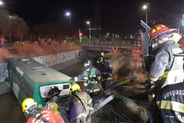 Bus del transporte público cae al Zanjón de la Aguada en Macul
