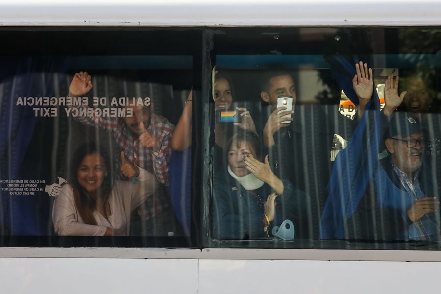 Diputados venezolanos viajan en tres autobuses a la frontera con Colombia