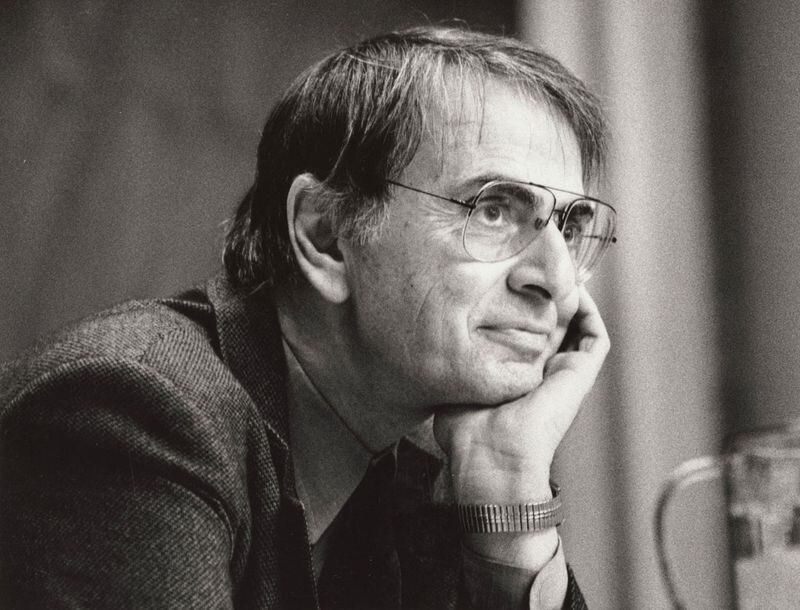 A 20 años de la muerte de Carl Sagan, el hombre que nos llevó de vuelta al Universo La Tercera