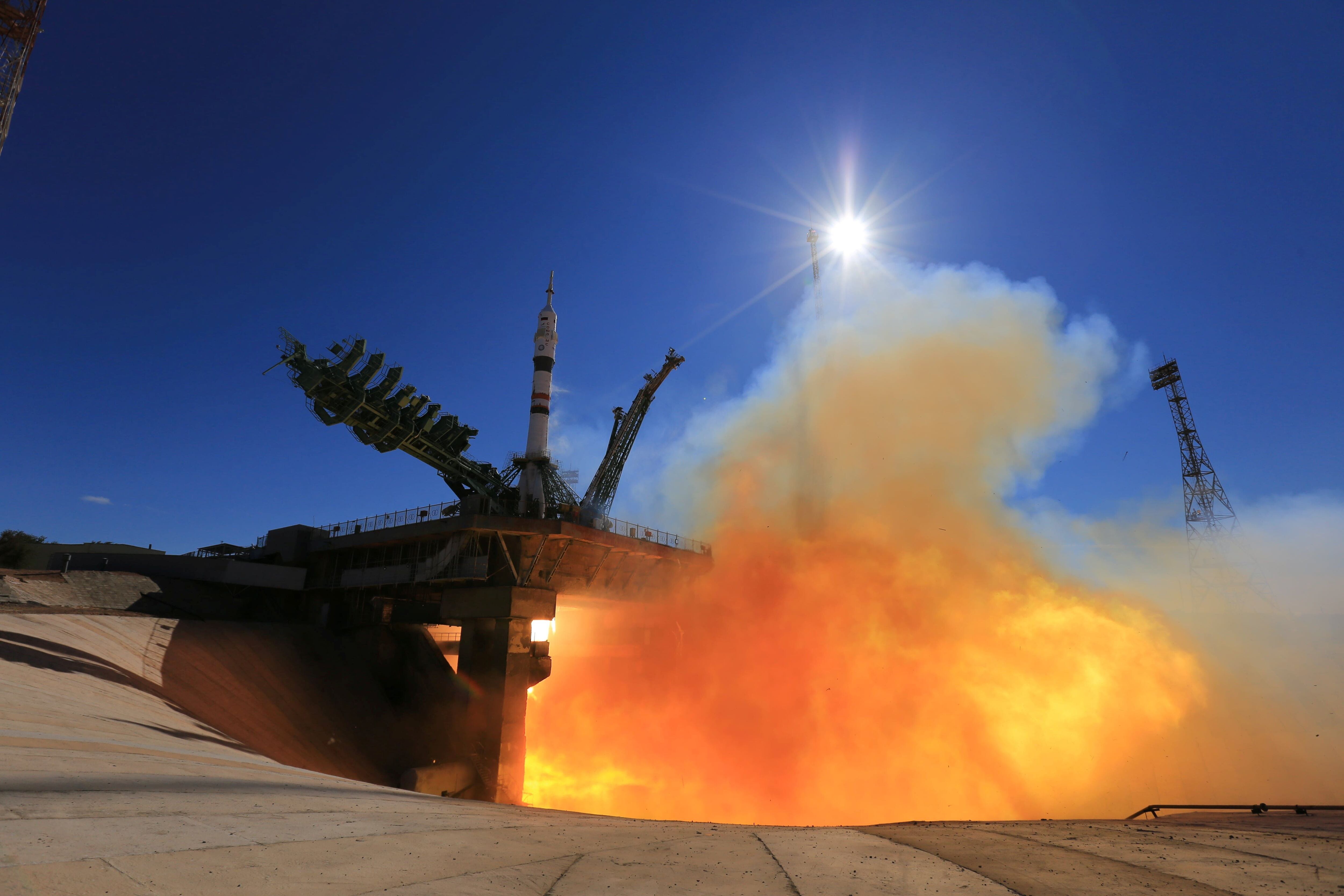 El cohete Soyuz MS-19 llevando al equipo productor de El Desafío. Foto: Reuters.