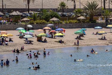 Para poder viajar a comunas en fase 2 se necesita el permiso especial de vacaciones. Foto referencial (Playa La Lisera de Arica).