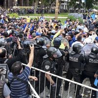 Miles de Argentinos despiden a Maradona