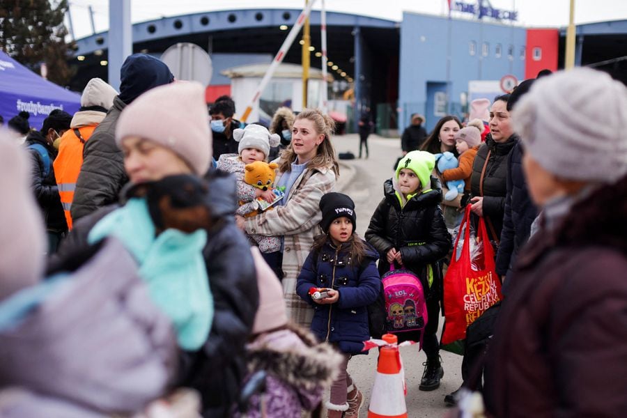 Las personas que huyen de la invasión rusa de Ucrania llegan a un cruce fronterizo en Vysne Nemecke, Eslovaquia, el 1 de marzo de 2022. Foto: Lukasz Glowala / Reuters.