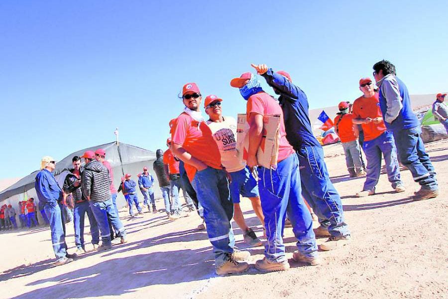 ANTOFAGASTA Trabajadores continúan en campamento durante huelga de Minera Escondida