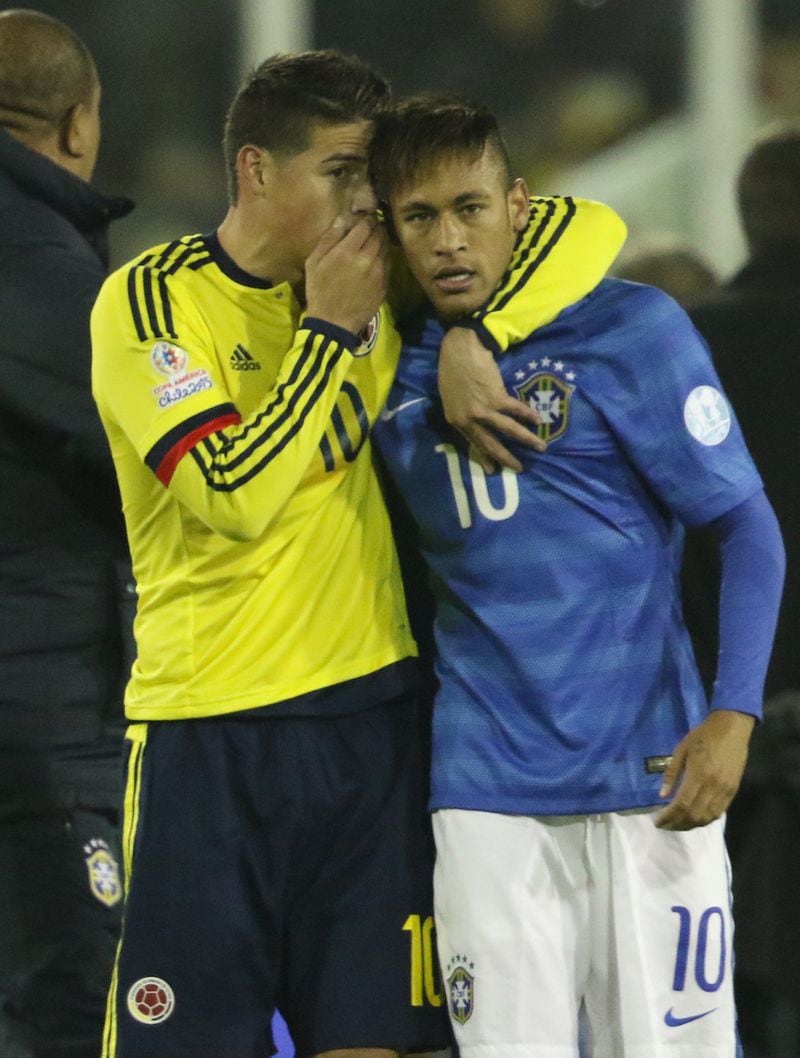Neymar y James Rodríguez, en el duelo entre Brasil y Colombia en el Monumental, en la Copa América de 2015.