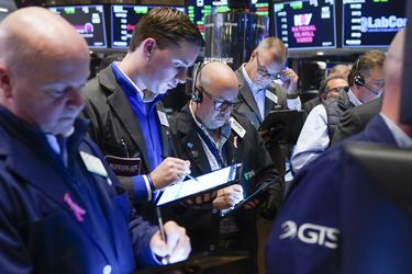 Wall Street cae tras dato de empleo en Estados Unidos y la Bolsa de Santiago se suma a la tendencia