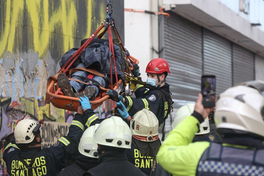 Trabajador rescatado tras caer en excavación de obra en el centro de Santiago.