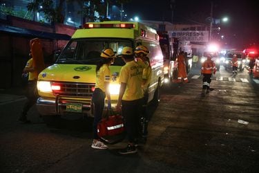 Estampida de hinchas deja al menos doce fallecidos en partido de fútbol en El Salvador