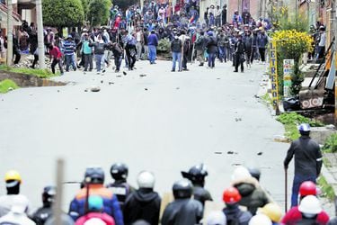 Supporters of Bolivian President Evo Morales and opposition supporters clash during a protest after Morales announced his resignation on Sunday in La Paz (47263795)