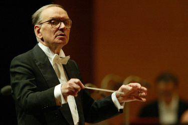 Ennio-Morricone-Conducts-900x600