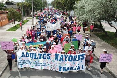 Marcha de adultos mayores en La Granja