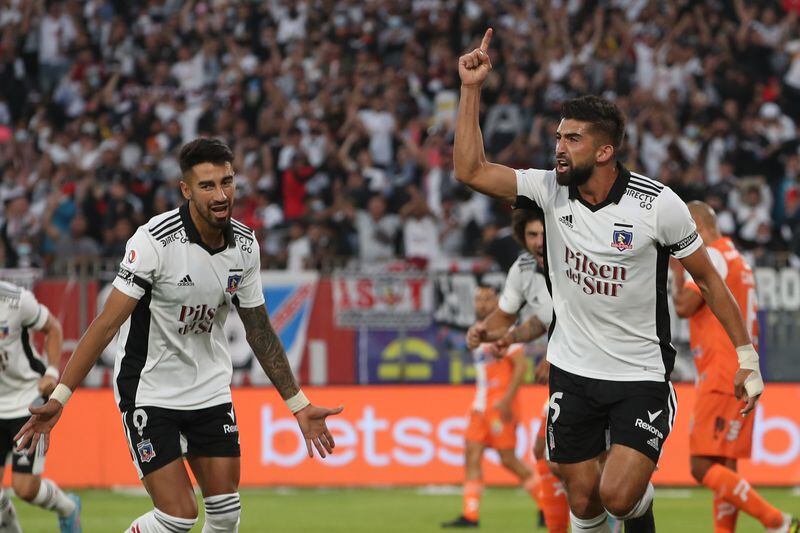 Emiliano Amor celebra el gol que aportó en la victoria de Colo Colo
