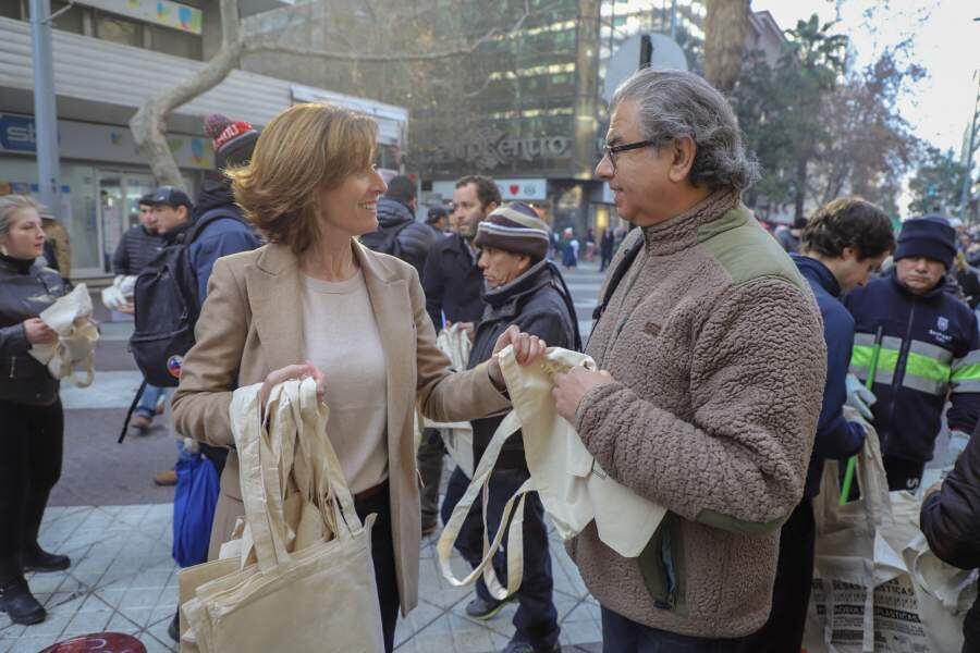 Ministra Cubillos entrega bolsas de género en Paseo Ahumada