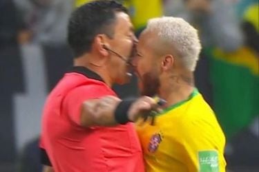 El momento en el que Neymar encara al árbitro Roberto Tobar.