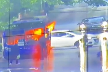 Encapuchados queman bus del Transantiago en cercanías del ex Pedagógico y generan desvíos de tránsito