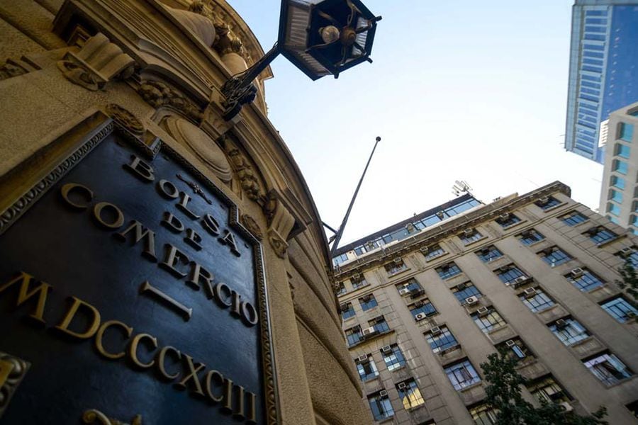 Bolsa de Santiago registra fuerte volatilidad en jornada clave para proyecto de retiro de fondos de AFP
